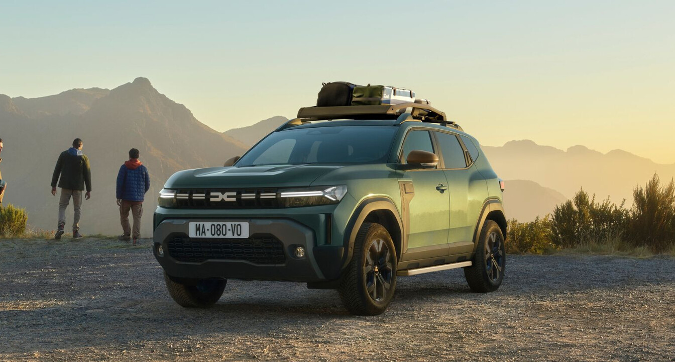 Dacia Duster in grün, Frontansicht vor Bergkulisse