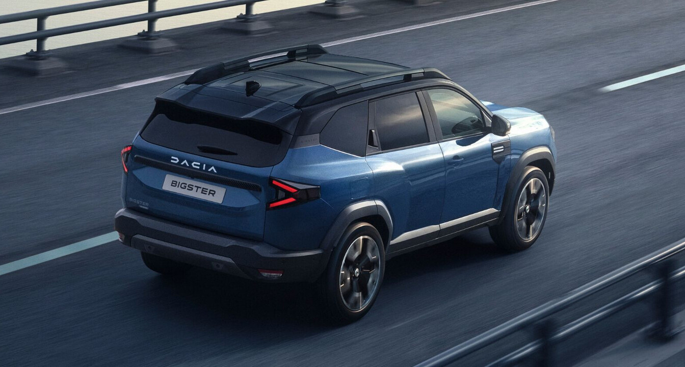 Dacia Bigster in blau, Heckansicht auf Straße