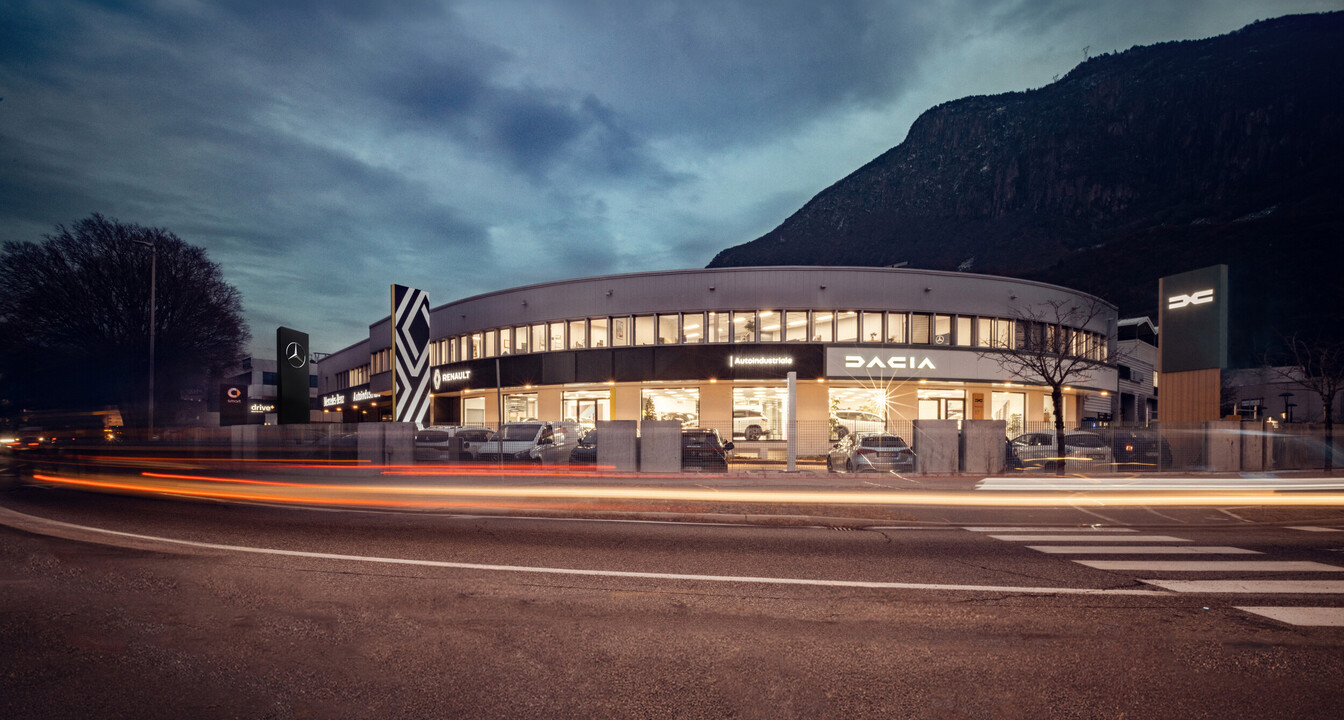 Showroom Autoindustriale Mobility Group Bozen Showroom Autoindustriale Mobility Group Bozen bei Nacht