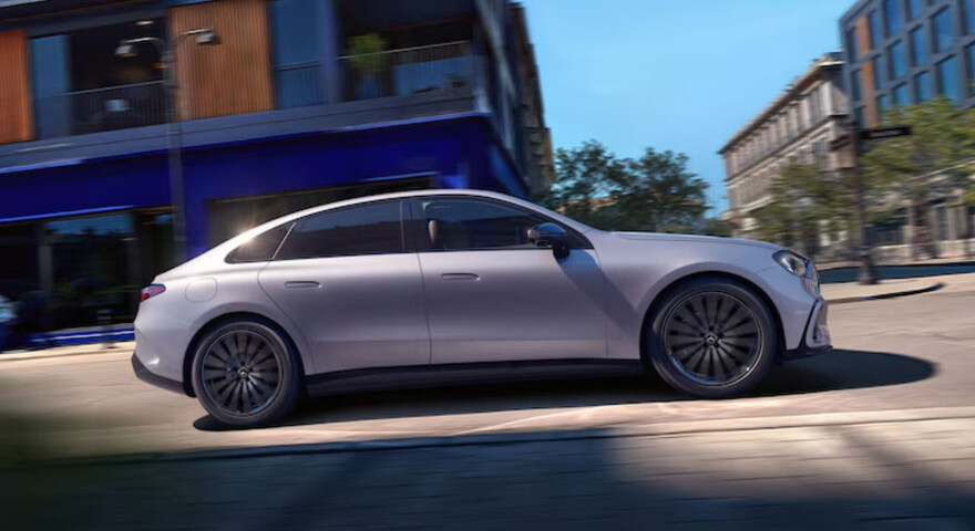 Mercedes-Benz C-Klasse elektrisch in silber, Seitenansicht