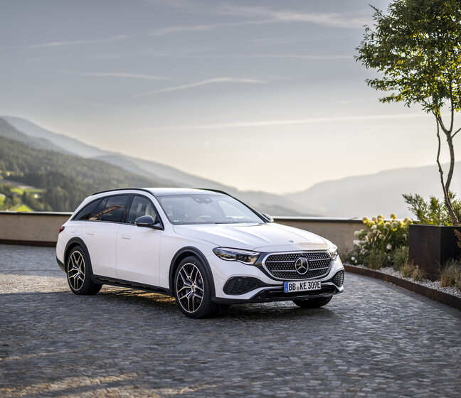 Mercedes-Benz E-Klasse Station Wagon in weiß, Frontansicht