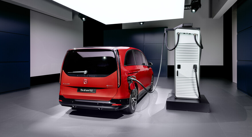 Mercedes-Benz VLE in rot beim Laden