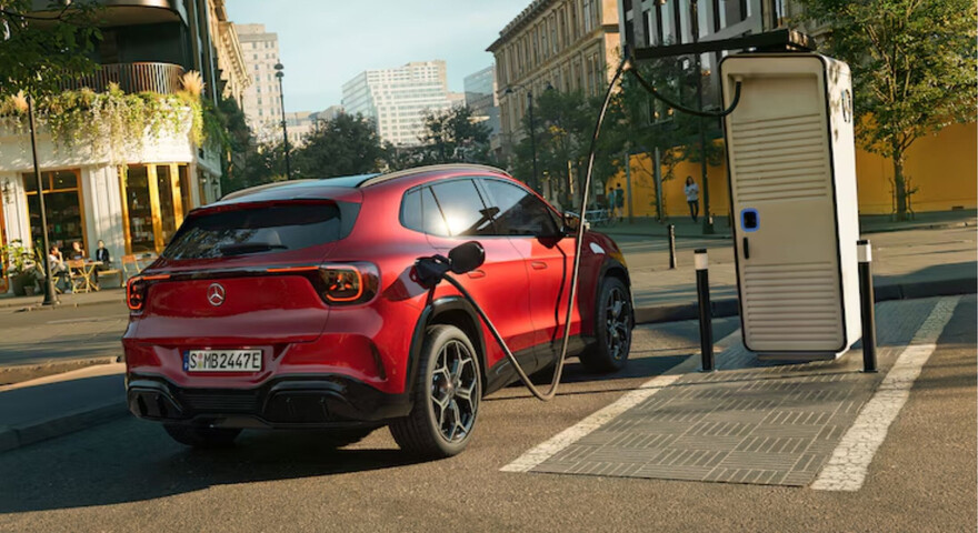 Mercedes-Benz GLA EQ in rot beim Laden
