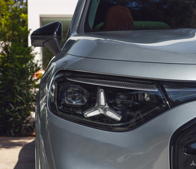 Mercedes-Benz GLB Hybrid Mercedes-Benz GLB Hybrid in silber, Detailaufnahme Frontlicht