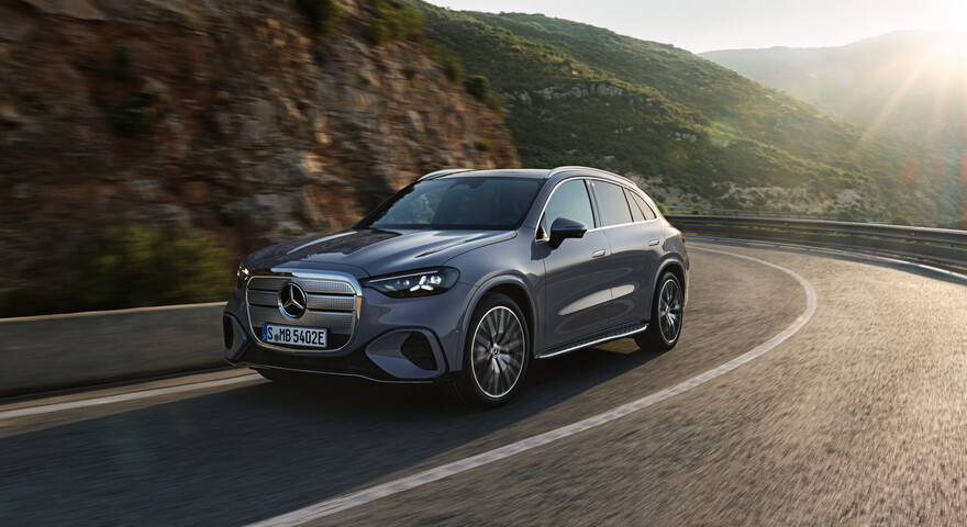 Mercedes-Benz GLC EQ in silber, fahrend auf Straße