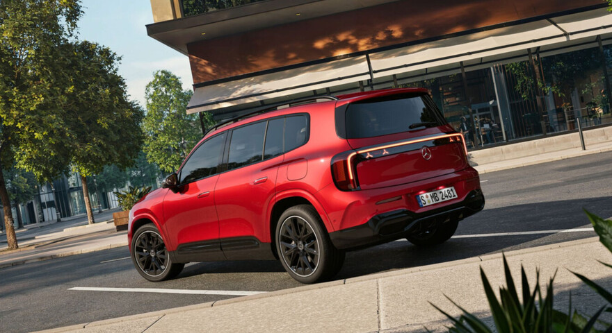 Mercedes-Benz GLB Hybrid in rot, Heckansicht