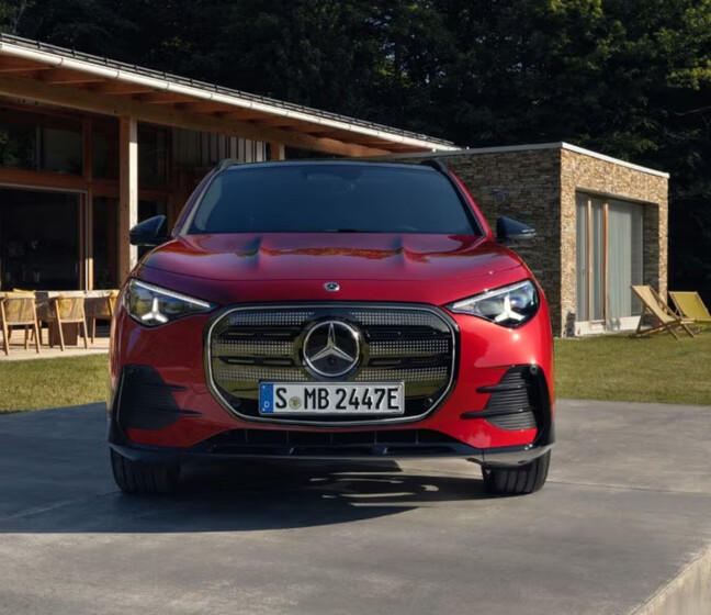 Mercedes-Benz GLA EQ in rot, Frontansicht