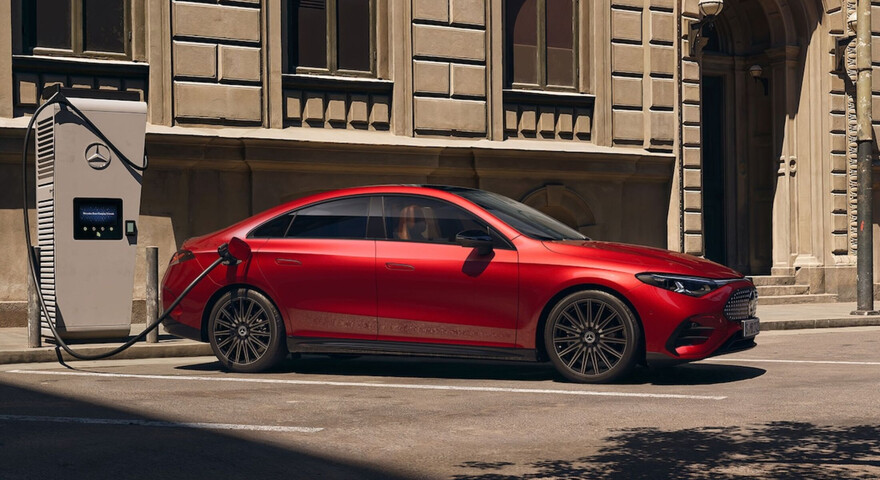 Mercedes-Benz CLA in rot beim Laden
