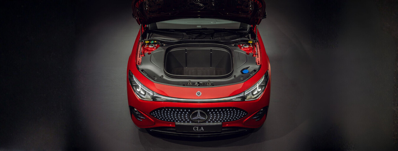 Mercedes-Benz CLA EQ in rot, von oben mit offener Motorhaube