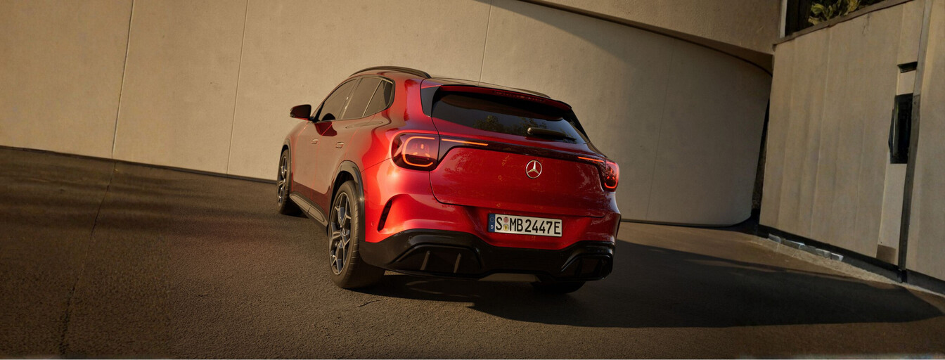 Mercedes-Benz GLA EQ in rot, Heckansicht