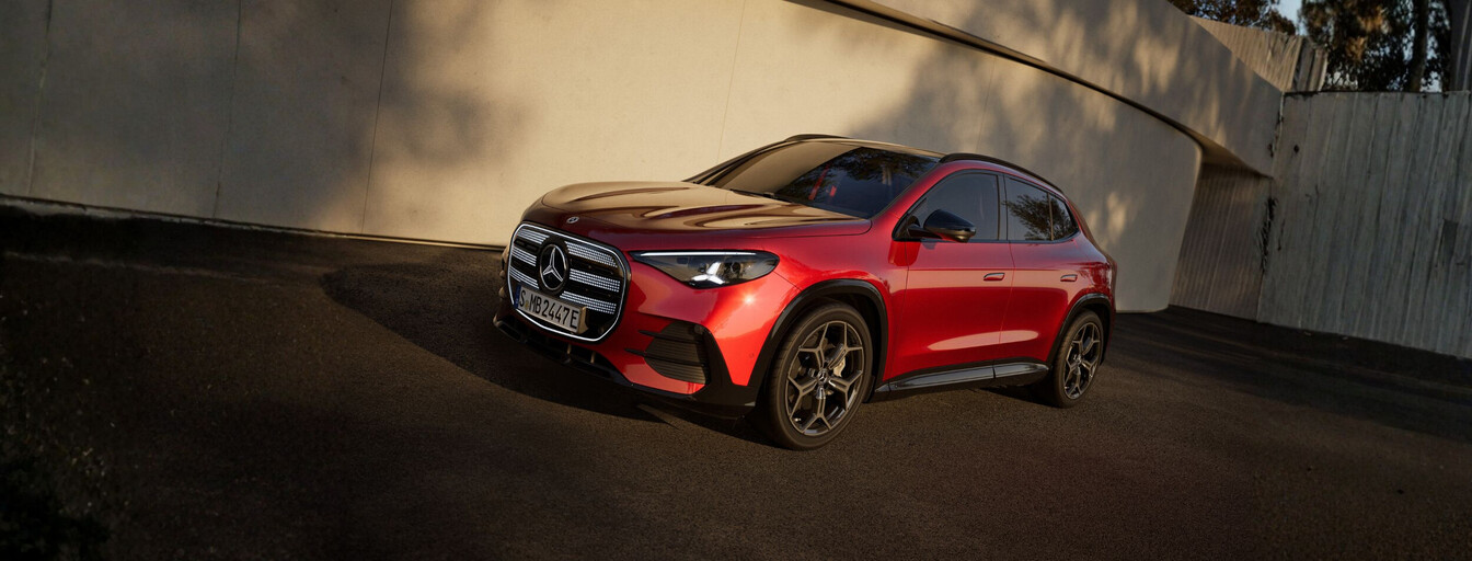 Mercedes-Benz GLA EQ in rot, Seitenansicht