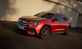 Mercedes-Benz GLA EQ in rot, Seitenansicht