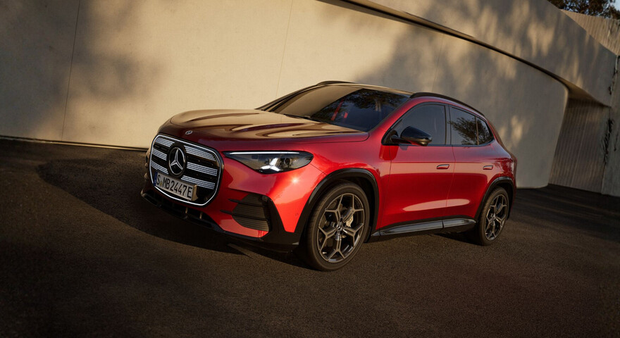 Mercedes-Benz GLA EQ in rot, Seitenansicht