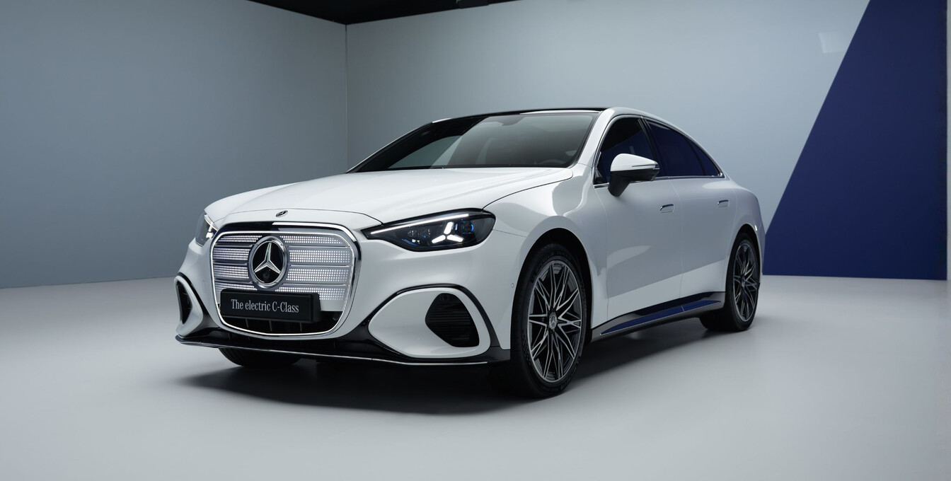 Mercedes-Benz C-Klasse EQ in weiß, Frontansicht