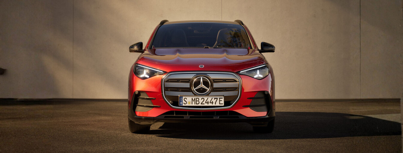 Mercedes-Benz GLA EQ in rot, Frontansicht