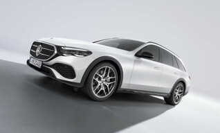 Mercedes-Benz E-Klasse in weiß, Seitenansicht