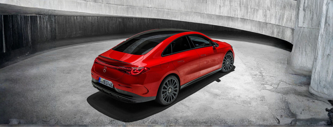 Mercedes-Benz CLA EQ in rot, Heckansicht
