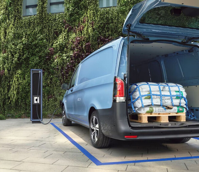 Mercedes-Benz eVito in blau beim Laden