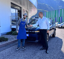 Übergabe Dacia Bigster an Buonomemes Übergabe des Schlüssels des Dacia Bigster an Buonomemes mit Lukas Baumgartner