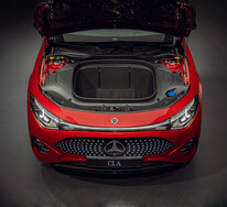 Mercedes-Benz CLA EQ Mercedes-Benz CLA EQ in rot; Motorhaube von oben