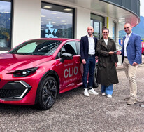 Renault Clio Full Hybrid Renault Clio Full Hybrid Übergabe an Andrea Vötter mit Brand Manager Enzo Bertolini und CEO Lukas Baumgartner