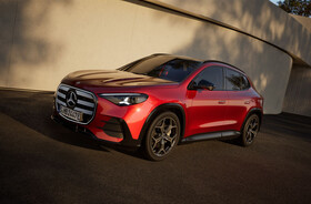 Mercedes-Benz GLA EQ Mercedes-Benz GLA EQ in rot Seitenansicht