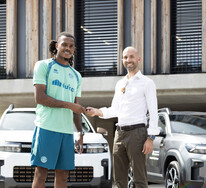 Enzo Bertolini, Brandmanager Dacia über gibt Vasco Lopes seinen neuen Dacia Bigster.