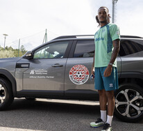 Vasco Lopes, Spieler des FC Südtirol vor seinem neuen Dacia Bigster