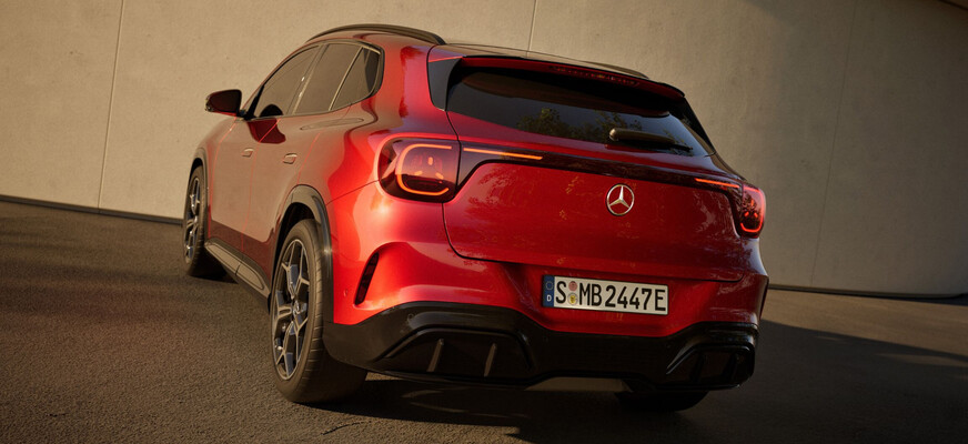 Mercedes-Benz GLA EQ in rot von hinten