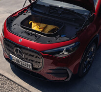 Mercedes-Benz GLA EQ in rot, Frontaufnahme
