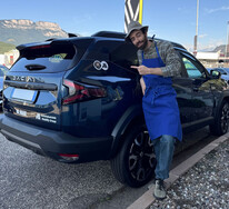 Übergabe Dacia Bigster an Buonomemes Buonomemes mit einem blauen Dacia Bigster