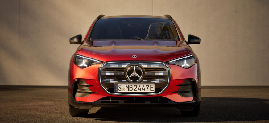 Mercedes-Benz GLA EQ in rot, Frontansicht