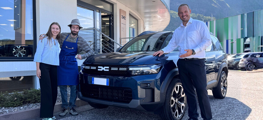 Übergabe Dacia Bigster an Buonomemes Übergabe eines blauen Dacia Bigster an Buonomemes mit Lukas Baumgartner und Sara Steier