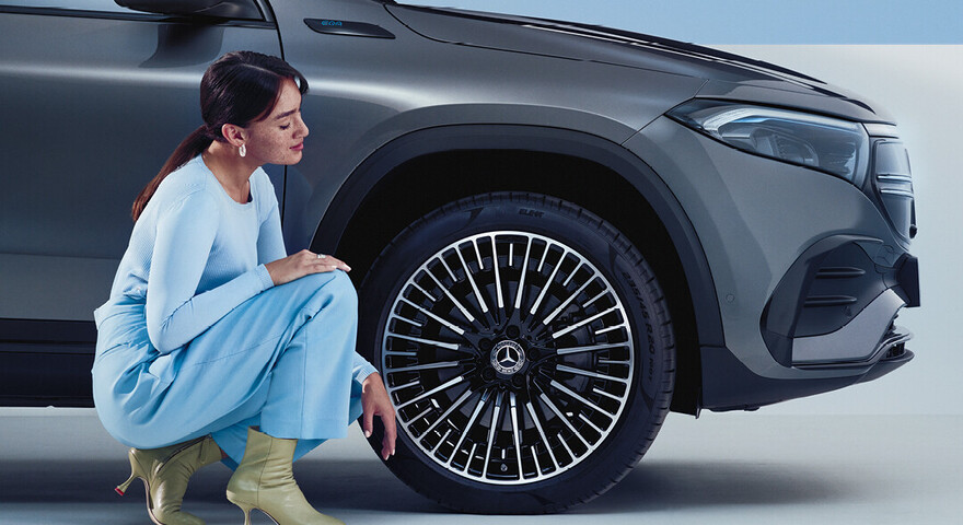 Reifenwechsel bei silbernen Mercedes-Benz