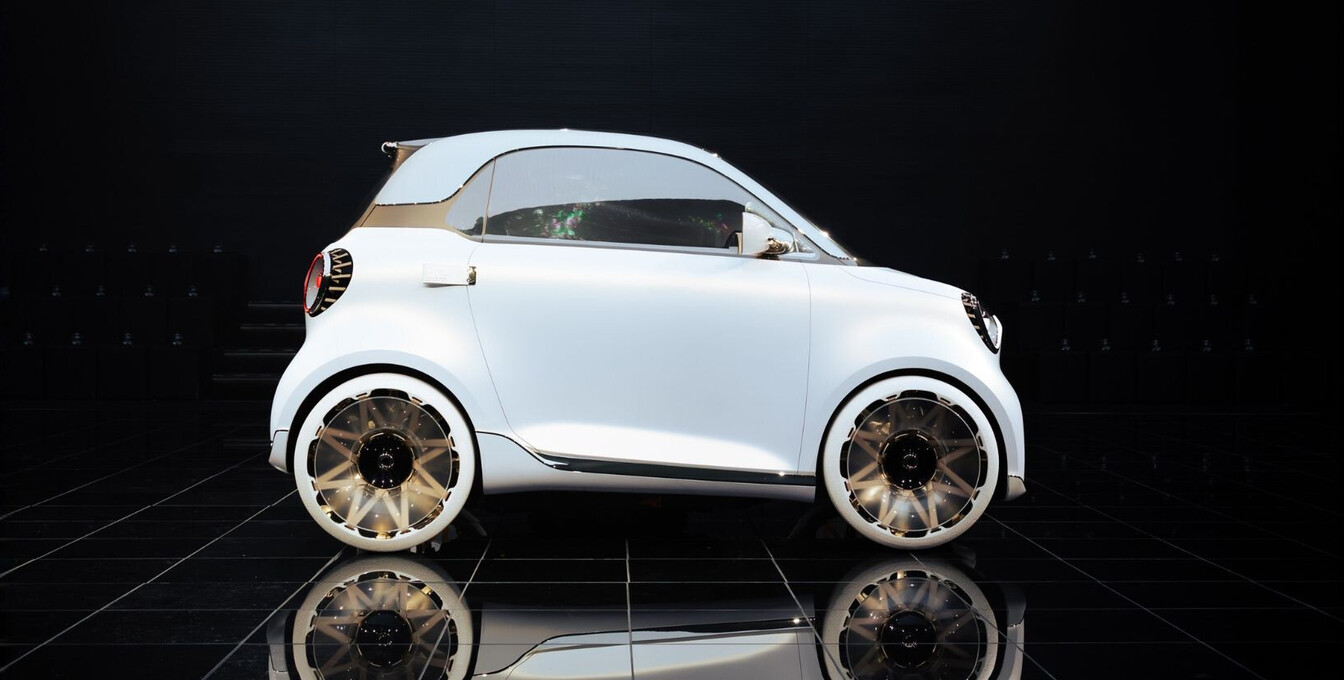 smart #2 in weiß, Seitenansicht mit Spiegelung